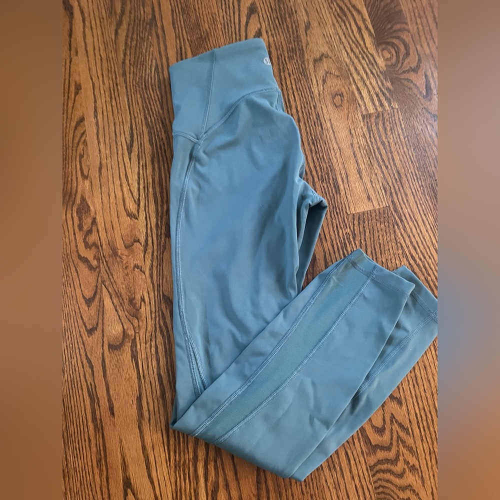 Women’s Lululemon powder blue leggings. Size 4. Pockets and drawstring.